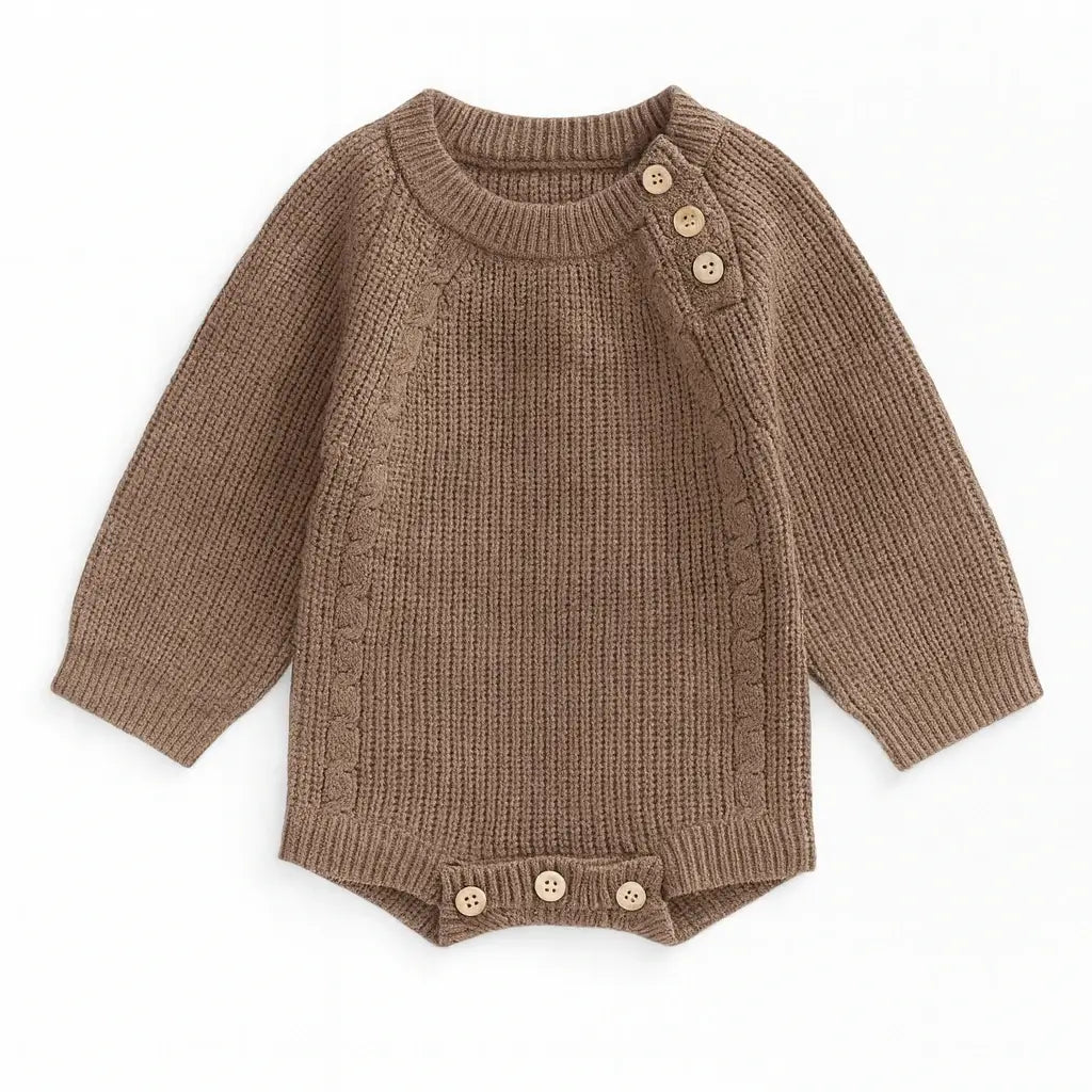 Body de tricô marrom para bebê unissex, manga longa com botões de madeira, fundo branco clean