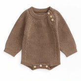 Body de tricô marrom para bebê unissex, manga longa com botões de madeira, fundo branco clean
