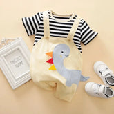Macacão Dino Aventureiro para bebê menino com camiseta listrada e estampa divertida de dinossauro em algodão confortável.