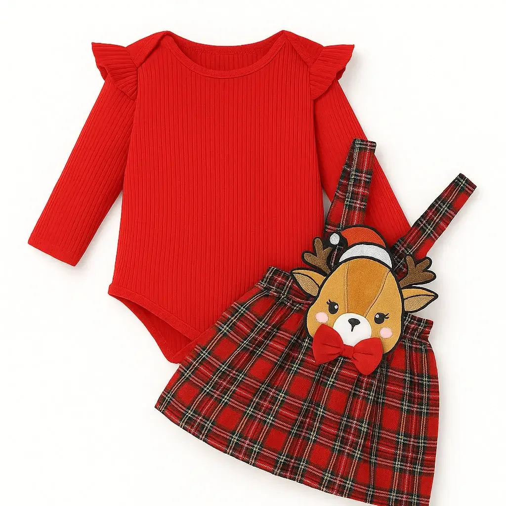 Conjunto infantil feminino composto por body vermelho canelado de manga longa com babadinhos nos ombros e jardineira xadrez vermelha com alças e aplique de rena com laço. A peça está disposta sobre fundo branco, com destaque para o visual natalino e delicado.