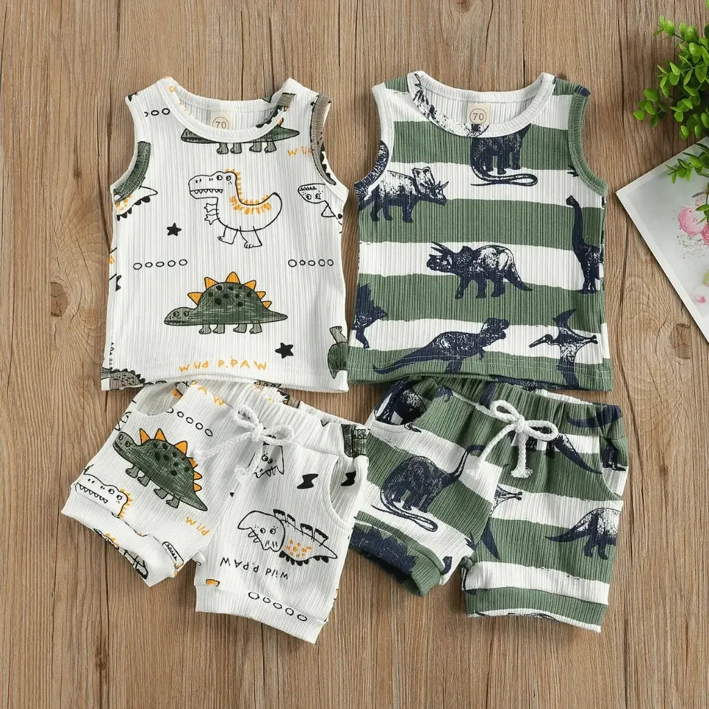 Conjuntos infantil masculino verde e branco  com estampa de dinossauros, regata e short de algodão, fundo bege