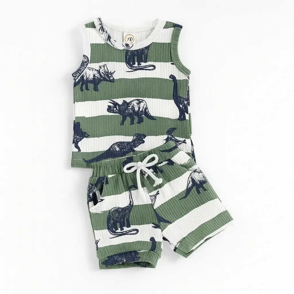 Conjunto infantil masculino verde com estampa de dinossauros, regata e short de algodão, fundo branco