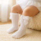 meias-infantis-3-4-brancas-com-laco-grande-para-bebe-menina-visual-elegante