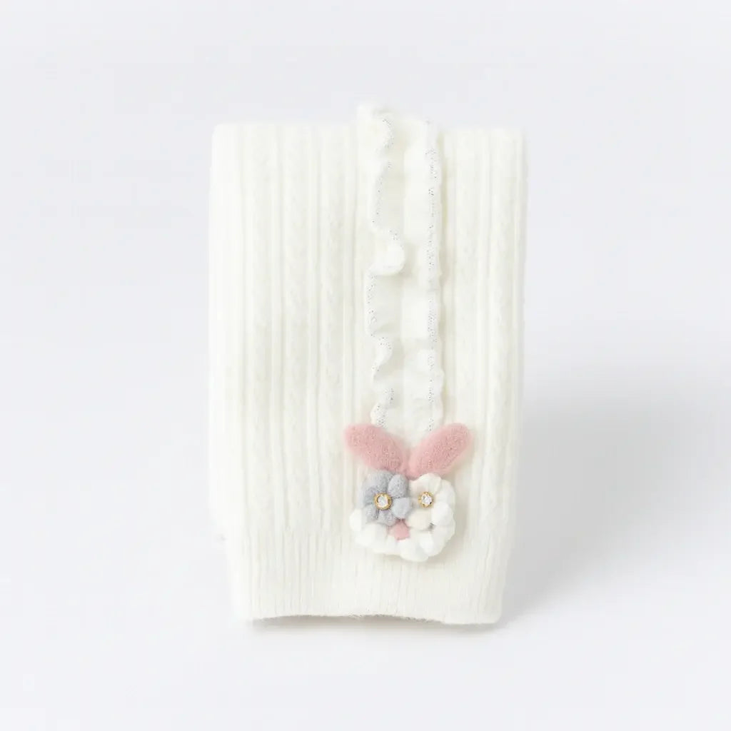 Meia-calça infantil canelada branca com babado lateral e aplique de coelhinho