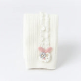 Meia-calça infantil canelada branca com babado lateral e aplique de coelhinho