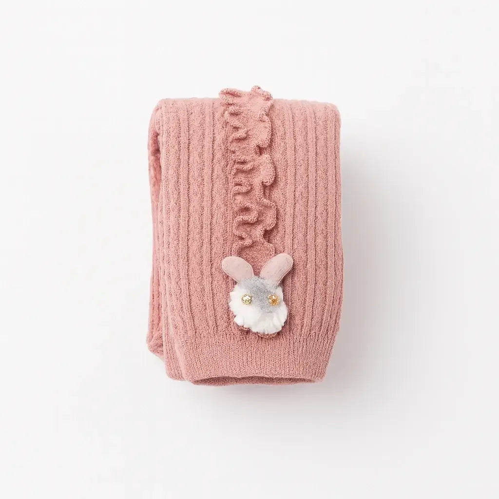 Meia-calça infantil canelada rosa com babado lateral e aplique de coelhinho
