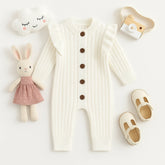 Macacão bebê menina branco de tricô manga longa com botões, acompanhado de sapatinhos, coelhinho de pelúcia e almofada nuvem.