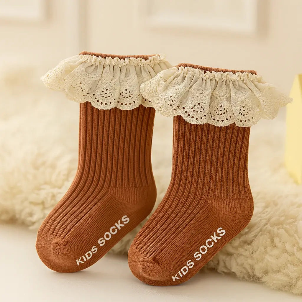 meias-infantis-femininas-com-renda-caqui-macia-e-delicada