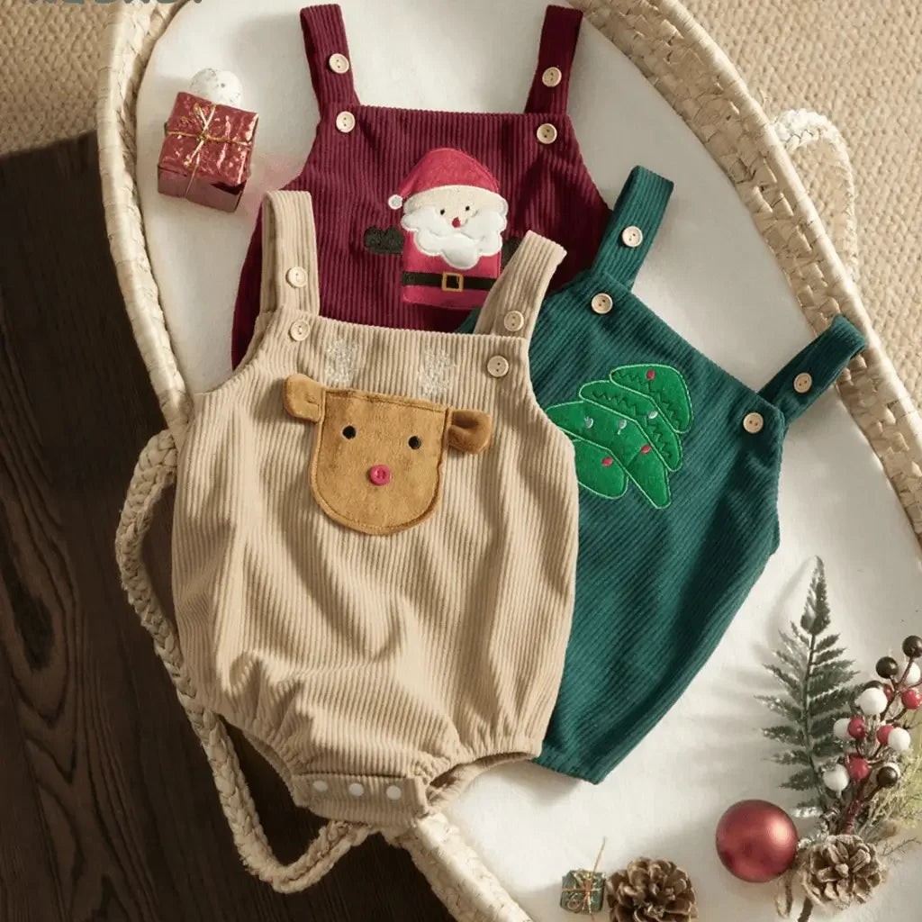 romper natalinos de bebê em veludo cotelê com alças – modelos com rena, Papai Noel e árvore de Natal, dispostos sobre fundo branco com decoração festiva
