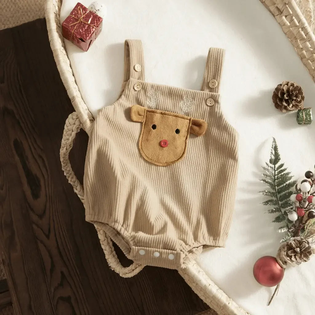 romper natalinos de bebê em veludo cotelê com alças – modelos com rena, Papai Noel e árvore de Natal, dispostos sobre fundo branco com decoração festiva