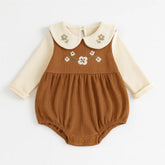 Romper bebê menina marrom com gola bordada e mangas compridas creme