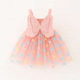 Vestido infantil rosa com tule estampado de borboletas coloridas e detalhe de asas de borboleta bordadas nas costas.