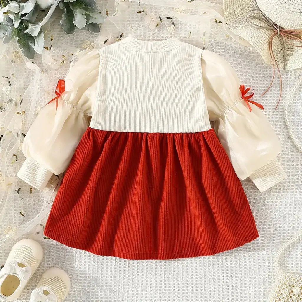 Vestido infantil vermelho com suspensório e blusa branca manga longa costas
