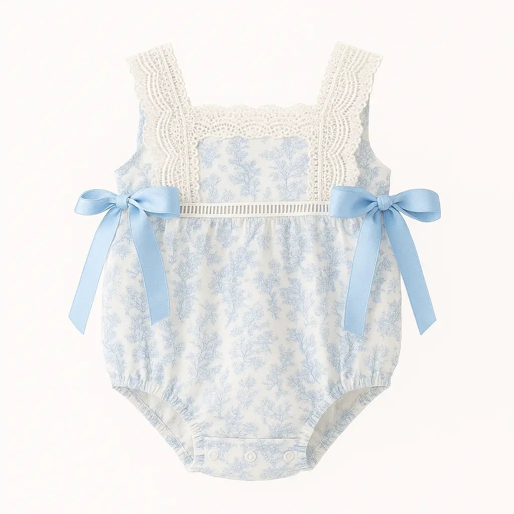body infantil floral azul com renda e laços laterais, tecido leve em algodão, foto em fundo branco – Baby Hello