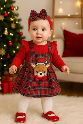 Conjunto infantil feminino composto por body vermelho canelado de manga longa com babadinhos nos ombros e jardineira xadrez vermelha com alças e aplique de rena com laço. A peça está disposta sobre fundo branco, com destaque para o visual natalino e delicado.