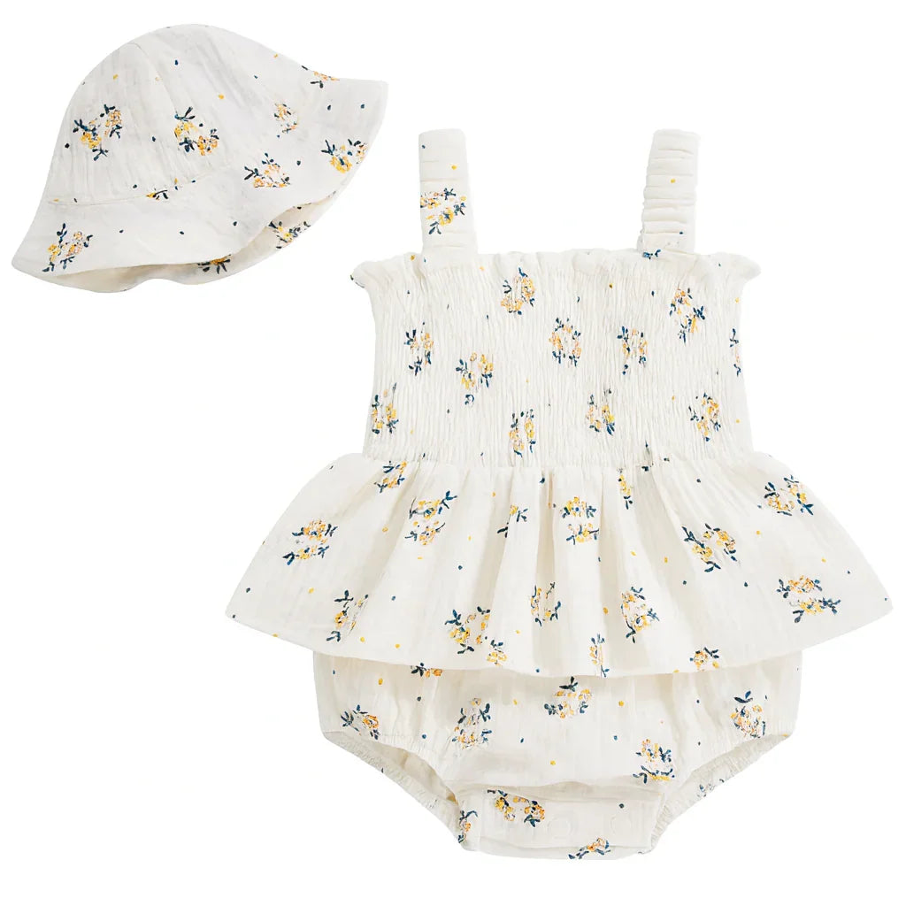 Conjunto bebê menina em linho floral creme com babados e chapéu combinando, peça leve e charmosa para dias ensolarados — Baby Hello