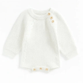 Body de tricô branco para bebê unissex, manga longa com botões de madeira, fundo branco clean