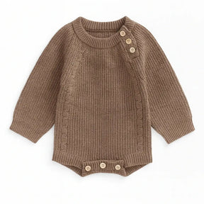 Body de tricô marrom para bebê unissex, manga longa com botões de madeira, fundo branco clean