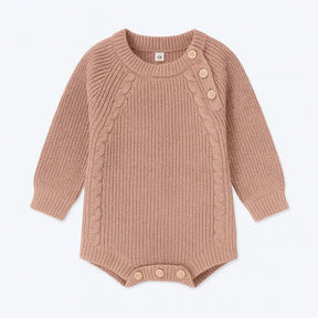 Body de tricô rosa para bebê unissex, manga longa com botões de madeira, fundo branco clean