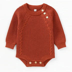 Body de tricô vermelho para bebê unissex, manga longa com botões de madeira, fundo branco clean