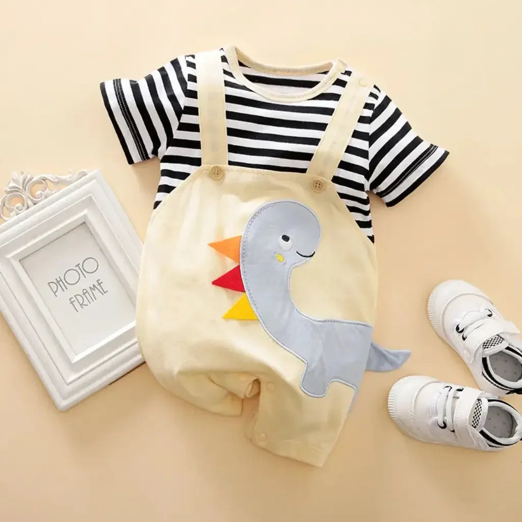 Macacão Dino Aventureiro para bebê menino com camiseta listrada e estampa divertida de dinossauro em algodão confortável.