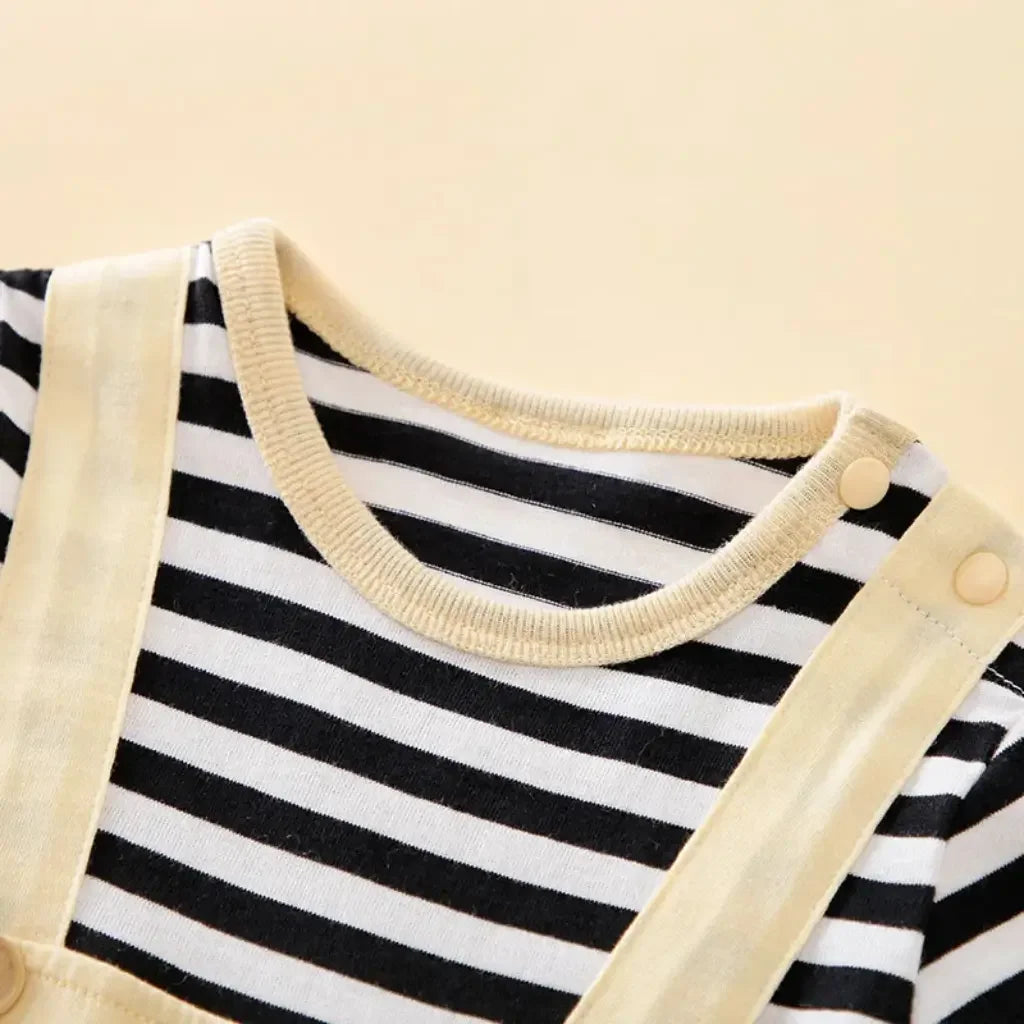 Macacão Dino Aventureiro para bebê menino com camiseta listrada e estampa divertida de dinossauro em algodão confortável.