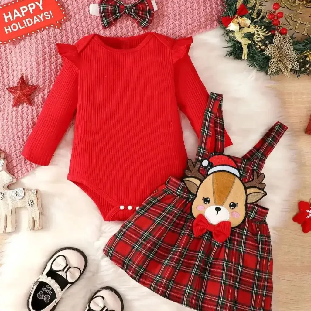 Conjunto infantil feminino composto por body vermelho canelado de manga longa com babadinhos nos ombros e jardineira xadrez vermelha com alças e aplique de rena com laço. A peça está disposta sobre fundo branco, com destaque para o visual natalino e delicado.
