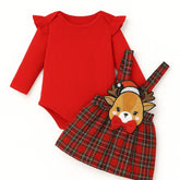Conjunto infantil feminino composto por body vermelho canelado de manga longa com babadinhos nos ombros e jardineira xadrez vermelha com alças e aplique de rena com laço. A peça está disposta sobre fundo branco, com destaque para o visual natalino e delicado.