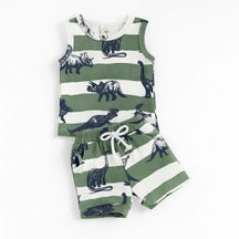 Conjunto infantil masculino verde com estampa de dinossauros, regata e short de algodão, fundo branco