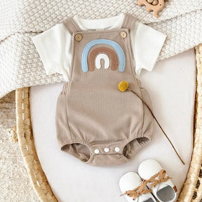 Conjunto infantil unissex romper bege com bordado arco-íris e blusa branca manga curta – roupa bebê confortável e fofa.