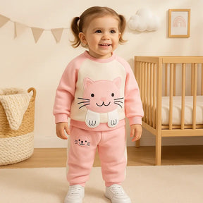 bebe-menina-usando-conjunto-inverno-rosa-gatinha-3-pecas-blusa-colete-calca