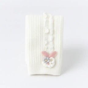 Meia-calça infantil canelada branca com babado lateral e aplique de coelhinho