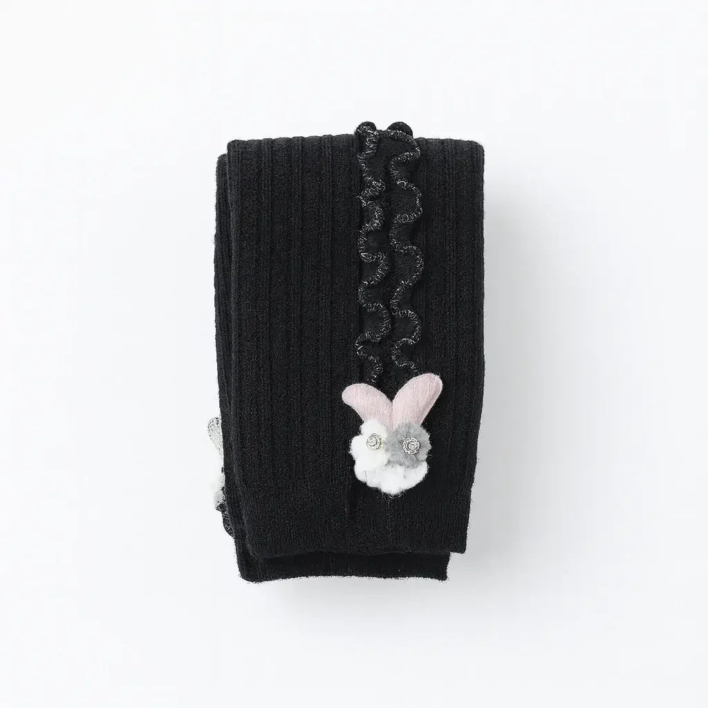 Meia-calça infantil canelada preta com babado lateral e aplique de coelhinho
