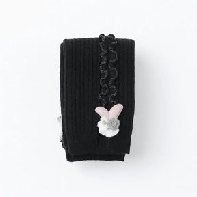 Meia-calça infantil canelada preta com babado lateral e aplique de coelhinho