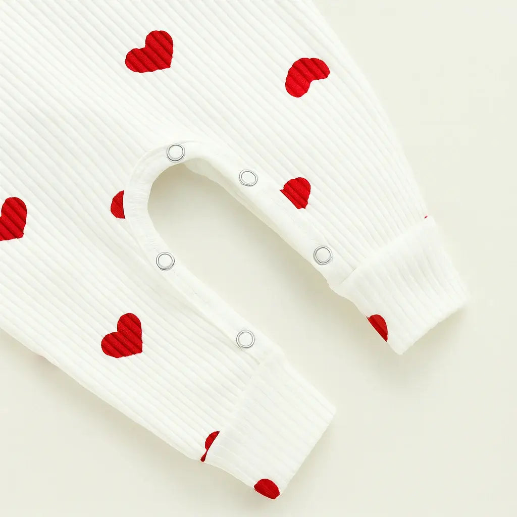 detalhe-fechamento-macacao-bebe-menina-algodao-branco-coracoes-vermelhos-botoes-pressao