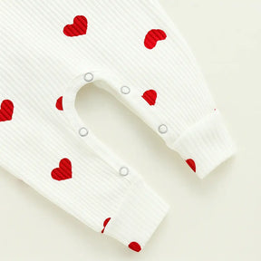 detalhe-fechamento-macacao-bebe-menina-algodao-branco-coracoes-vermelhos-botoes-pressao