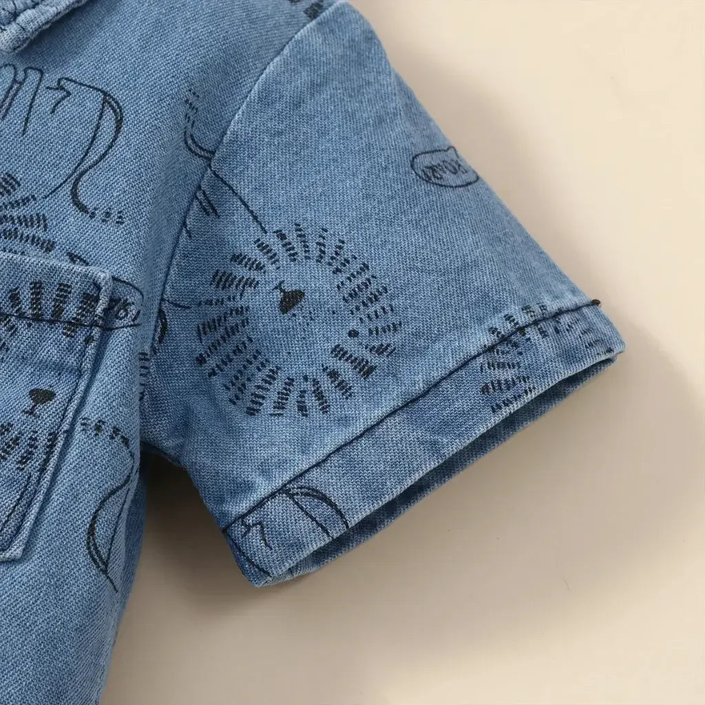 Macacão jeans azul bebê menino com estampa de leões, botões frontais e bolso no peito