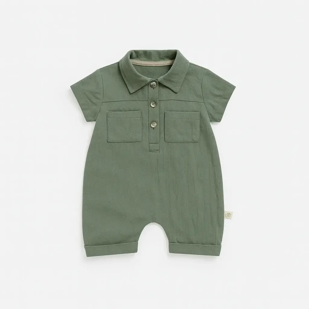 Macacão bebê manga curta em algodão, cor verde, com botões frontais e bolso.