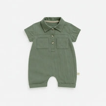 Macacão bebê manga curta em algodão, cor verde, com botões frontais e bolso.
