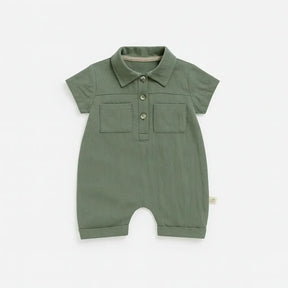 Macacão bebê manga curta em algodão, cor verde, com botões frontais e bolso.