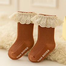 meias-infantis-femininas-com-renda-caqui-macia-e-delicada