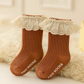 meias-infantis-femininas-com-renda-caqui-macia-e-delicada