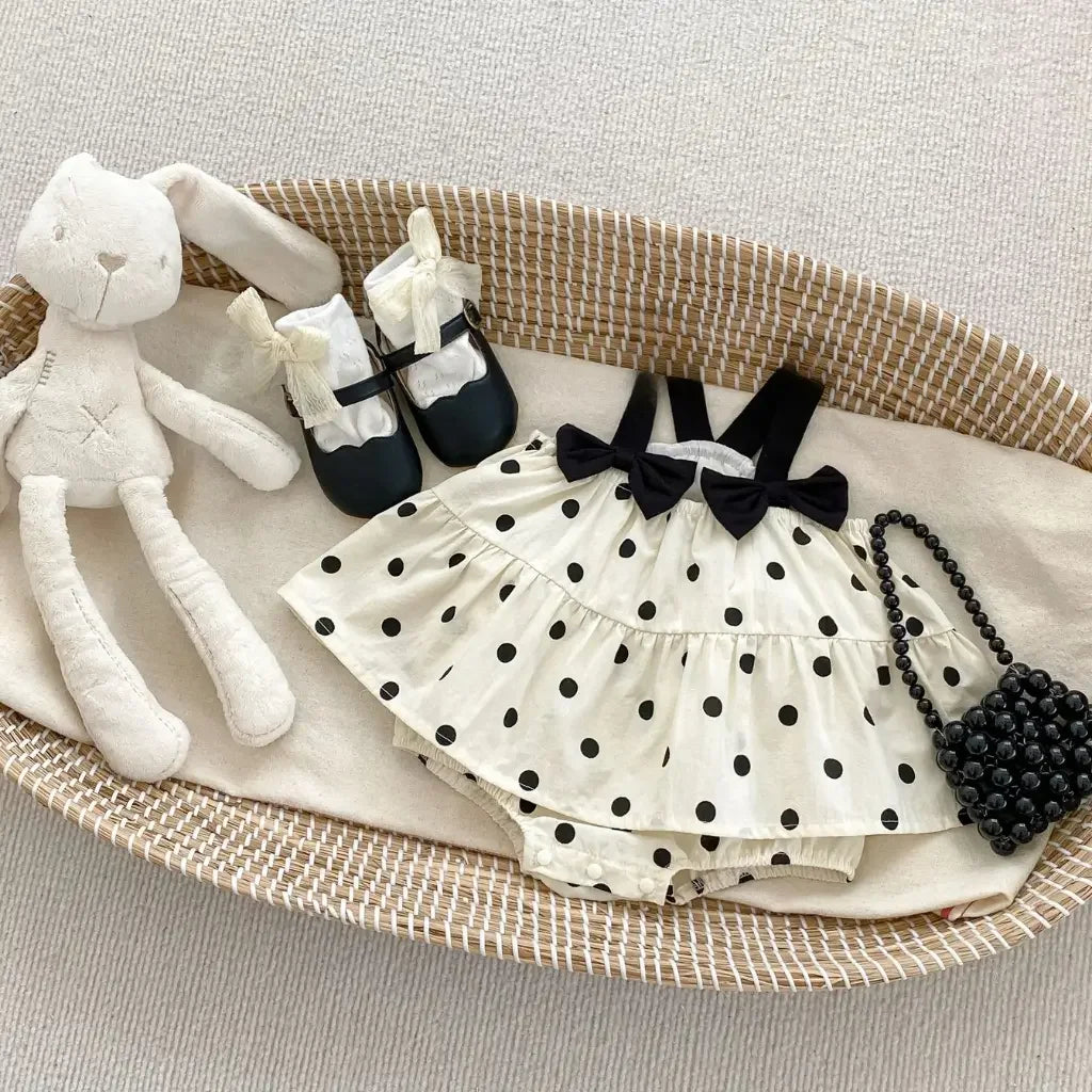 roupa de bebê menina elegante com estampa de bolinhas pretas