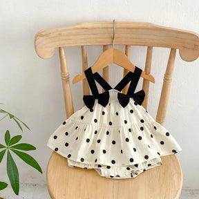 roupa de bebê menina elegante com estampa de bolinhas pretas