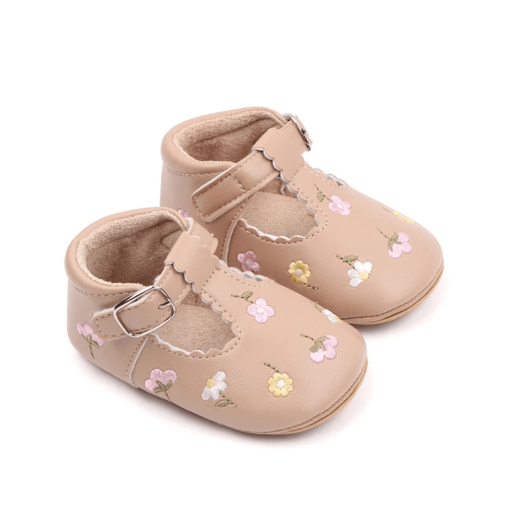 Sapatinho de Bebê Bordado com Flores