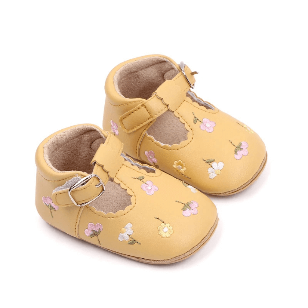 Sapatinho de Bebê Bordado com Flores