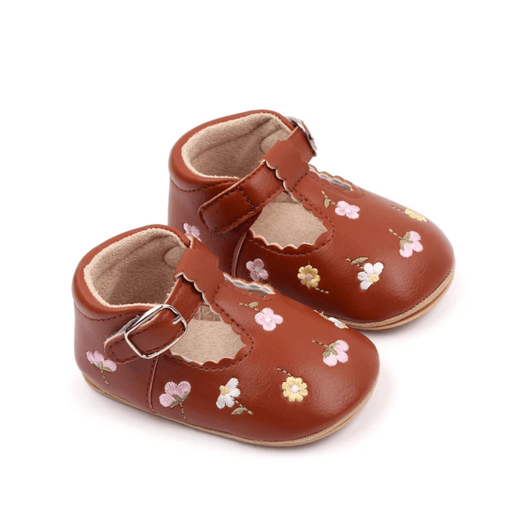 Sapatinho de Bebê Bordado com Flores