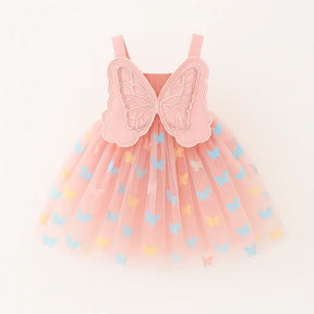 Vestido infantil rosa com tule estampado de borboletas coloridas e detalhe de asas de borboleta bordadas nas costas.