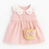Vestido para bebê menina rosa xadrez, sem mangas, botões frontais, gola com corações e bolsinha de palha.