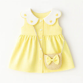 Vestido bebê menina vichy amarelo, sem mangas, gola Peter Pan com corações e bolsa transversal combinando.